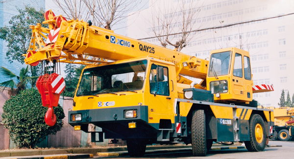 XCMG developed China's first QAY25 all-terrain crane with independent intellectual property rights.