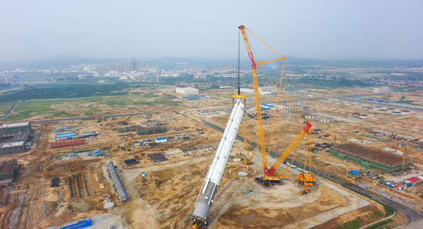A grua de lagartas de 4.000 toneladas XCMG, a grua nº 1 mundial, operada pela primeira vez em Yantai, China 