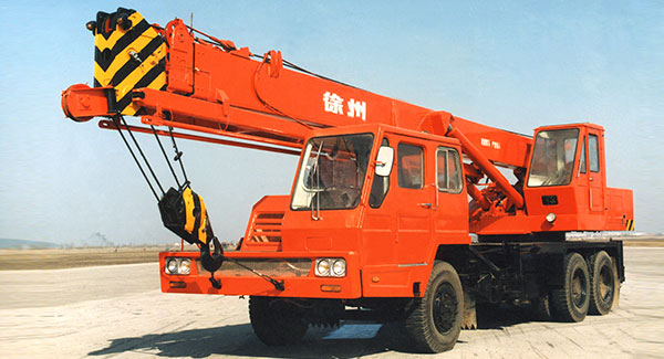 Em 1976, a XCMG desenvolveu o primeiro QY guindaste hidráulico completo de 16 toneladas para camiões da China 