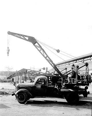 Em 1963, a XCMG desenvolveu a primeira grua de cinco toneladas para camiões da China